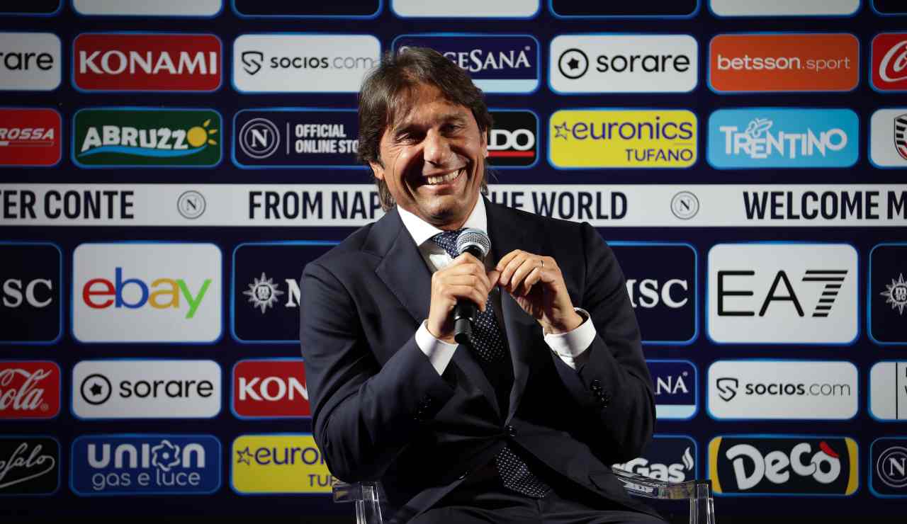 Antonio Conte se la ride in conferenza stampa - foto LaPresse - IlPosticipo.it