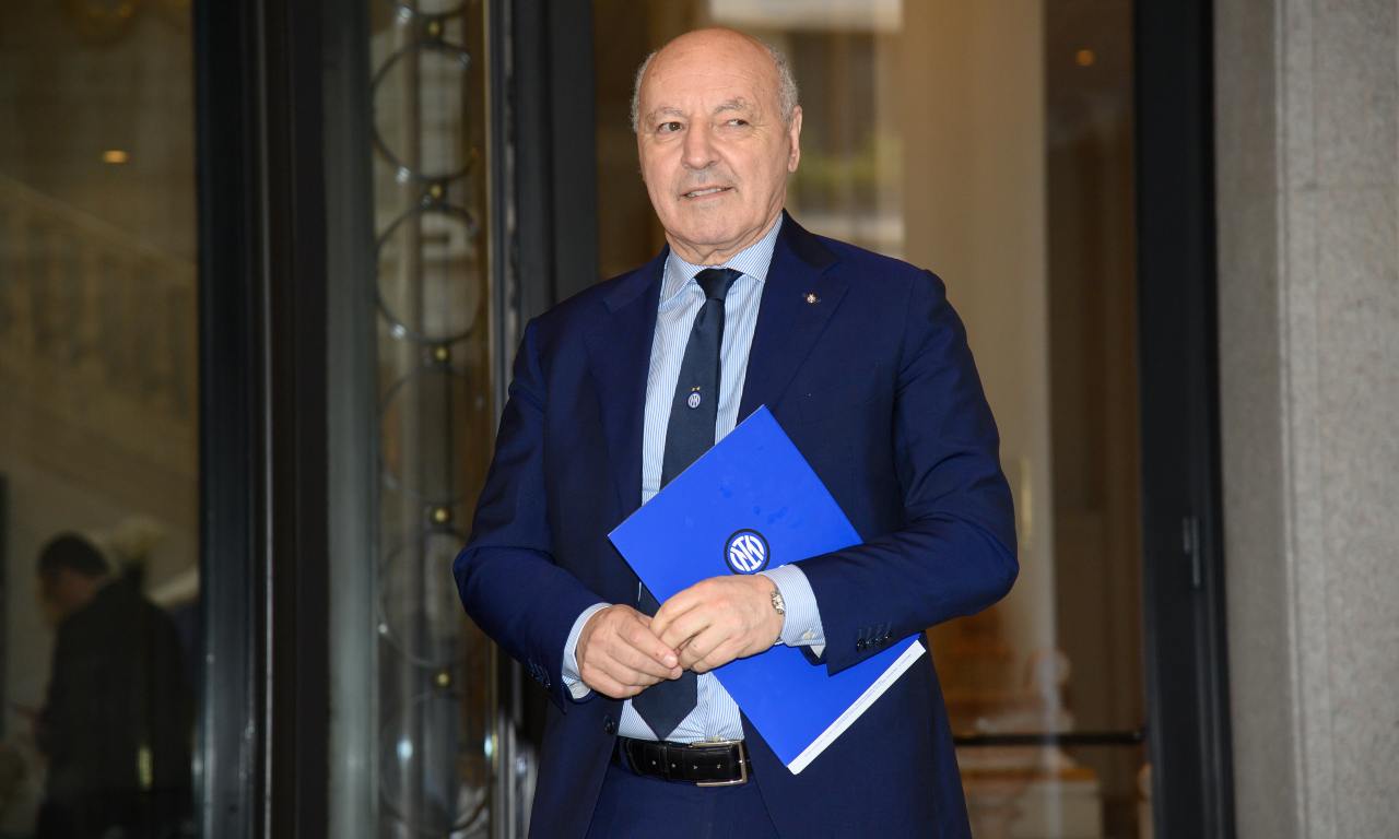 Beppe Marotta con sguardo pensieroso e cartellina in mano - foto LaPresse - IlPosticipo.it