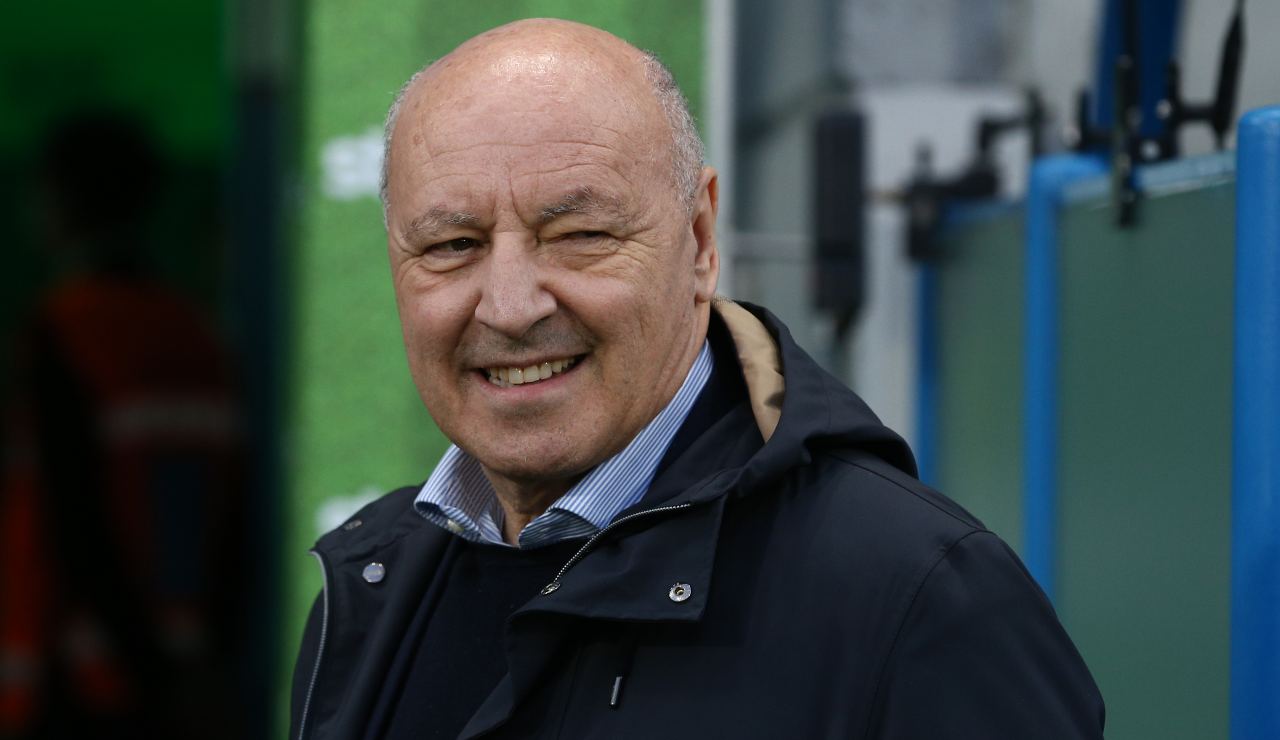 Beppe Marotta se la ride a bordocampo osservando i suoi calciatori - foto LaPresse - IlPosticipo.it