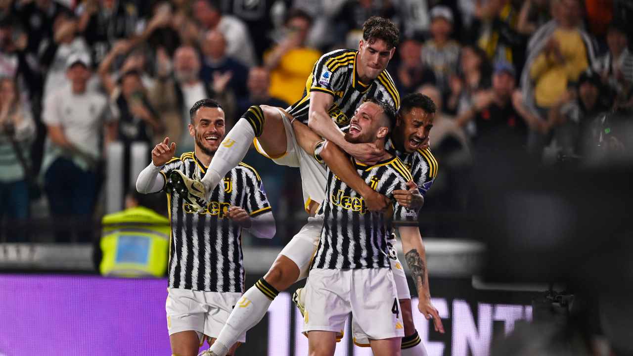 Esultanza di gruppo dei giocatori della Juventus