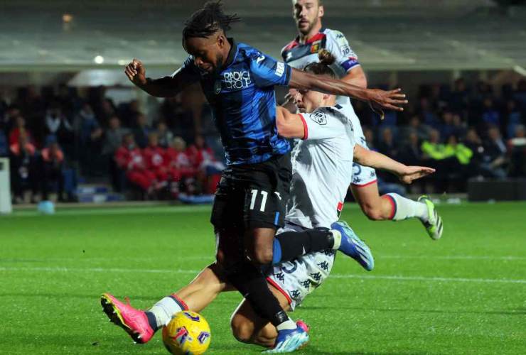 Ademola Lookman in campo con la maglia dell'Atalanta pronto ad entrare nell'area di rigore - foto ANSA JMania.it - IlPosticipo.it