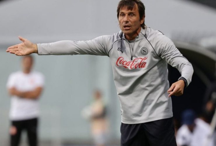 Antonio Conte dà indicazioni ai suoi calciatori in campo - foto LaPresse Interdipendenza.net - IlPosticipo.it