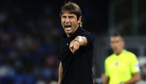 Antonio Conte determinato dà indicazioni ai calciatori in campo - foto LaPresse - IlPosticipo.it