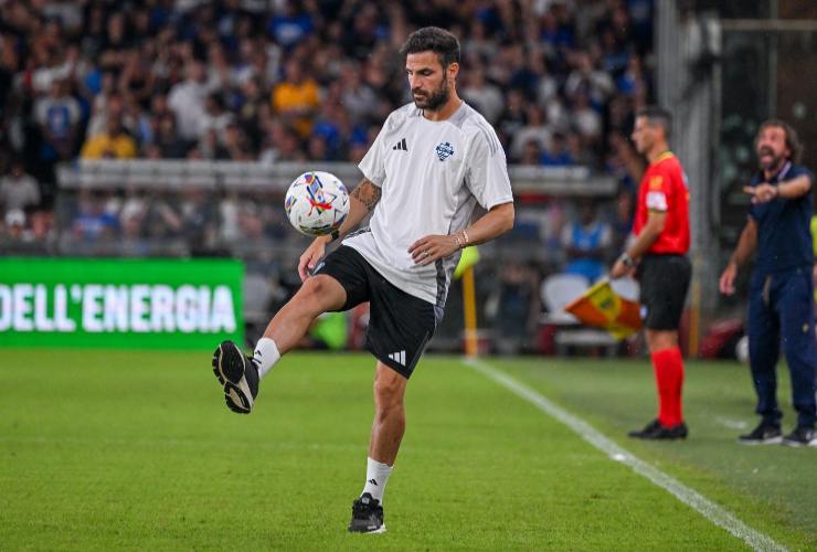 Cesc Fabregas fa due palleggi prima del match contro la Samp - foto LaPresse - IlPosticipo.it