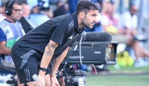 Cesc Fabregas in campo a scrutare il match del suo Como in Serie A - foto LaPresse - IlPosticipo.it