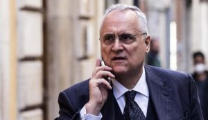 Claudio Lotito impegnato per un pò di tempo al telefono - Foto ANSA Interdipendenza.net - IlPosticipo.it