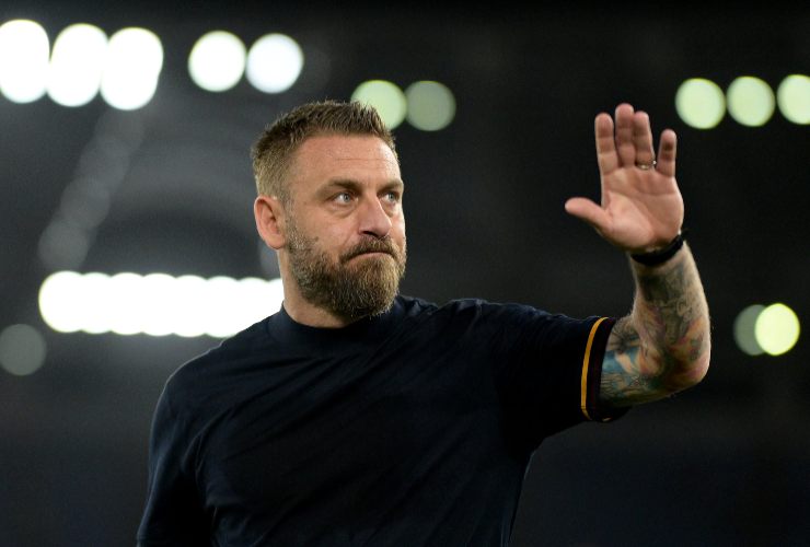 Daniele De Rossi saluta i tifosi presenti allo Stadio - foto LaPresse - IlPosticipo.it