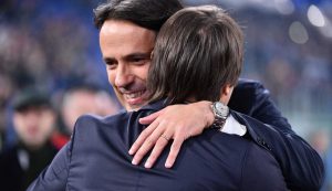 Inzaghi e Conte si abbracciano prima del match in campo - foto LaPresse - IlPosticipo.it