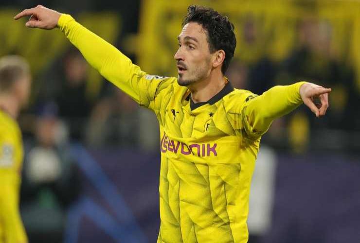 Mats Hummels con la maglia del Borussia in campo dà indicazioni ai compagni di squadra - foto ANSA JMania.it - IlPosticipo.it