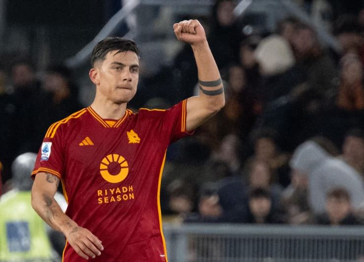 Paulo Dybala festeggia una rete con la maglia della Roma in campionato – Foto ANSA Interdipendenza.net - IlPosticipo.it