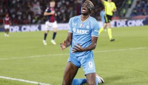 Victor Osimhen rammaricato in campo per non aver segnato il gol tanto atteso - foto ANSA Dotsport.it - IlPosticipo.it