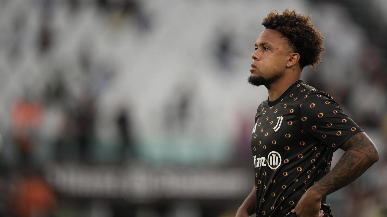 Weston McKennie durante il riscaldamento prima di Juventus-Como