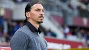 Zlatan Ibrahimovic che osserva la sua squadra in campo - foto ANSA JMania.it - IlPosticipo.it