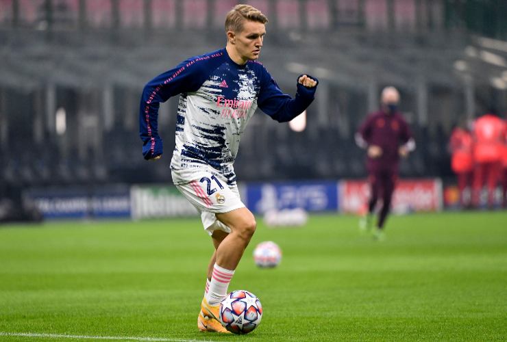 Odegaard si riscalda prima di entrare in campo nel match - foto LaPresse - IlPosticipo.it