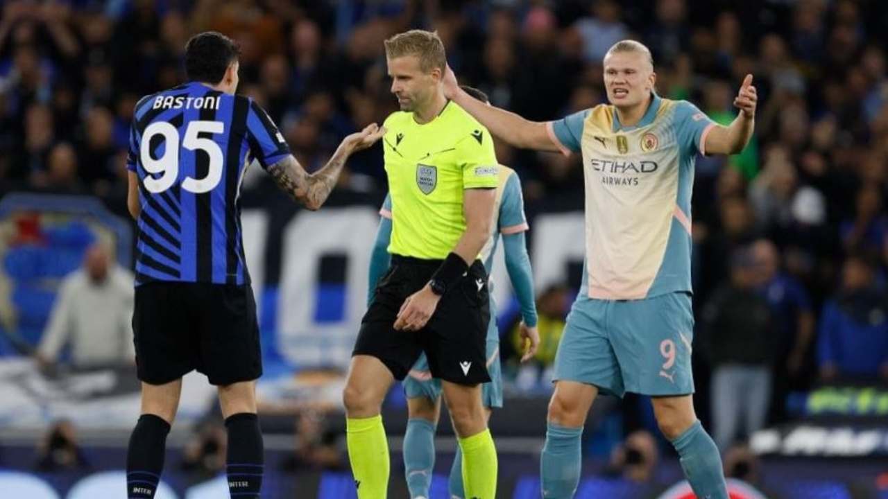 Proteste in campo durante Manchester City-Inter