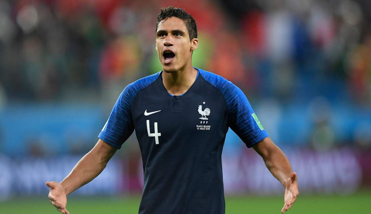 Raphael Varane con la maglia della Nazionale francese in primo piano - foto LaPresse JMania.it - IlPosticipo.it