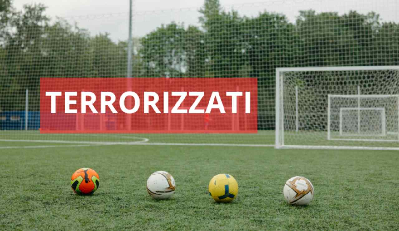 Campo da calcio con palloni di diverso colore e porta vuota - foto Pexels + Canva - IlPosticipo.it