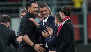 Ibra abbraccia Maldini con il resto della Dirigenza rossonera - foto LaPresse - IlPosticipo.it