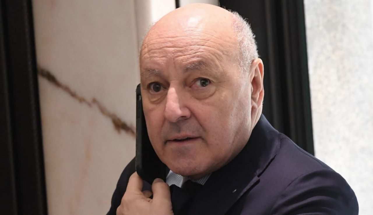 Il presidente dell’Inter Beppe Marotta mentre è impegnato al telefono – foto ANSA JMania.it - IlPosticipo.it