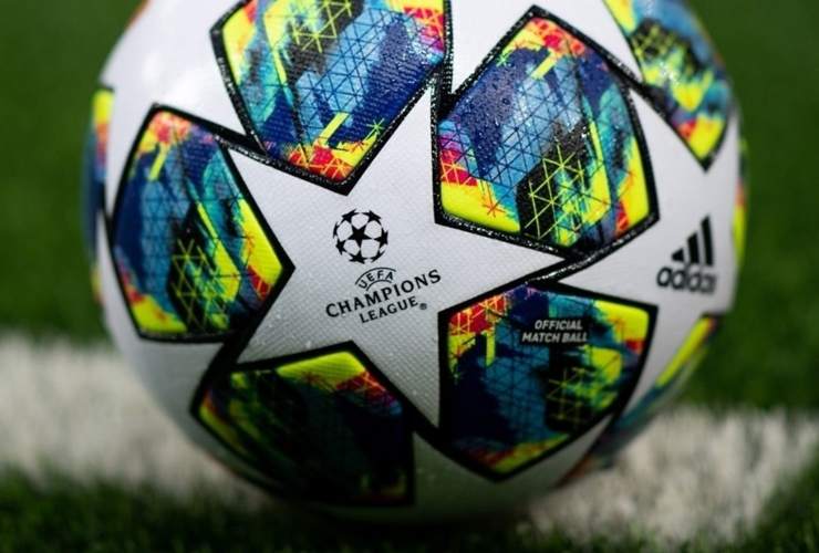 Pallone di Champions League in primo piano su un campo - fonte Digital News - IlPosticipo.it