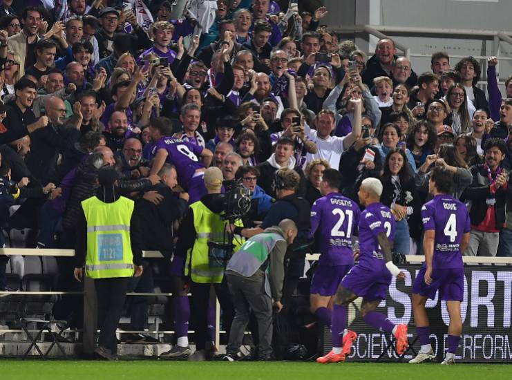 Tifosi e giocatori Fiorentina (LaPresse) - ilposticipo.it