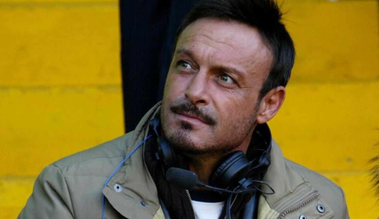 Totò Schillaci sugli spalti ad assistere ad una partita di calcio – foto LaPresse JMania.it - IlPosticipo.it