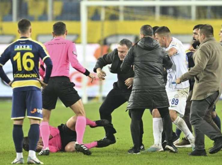 Calci e pugni all'arbitro durante la partita