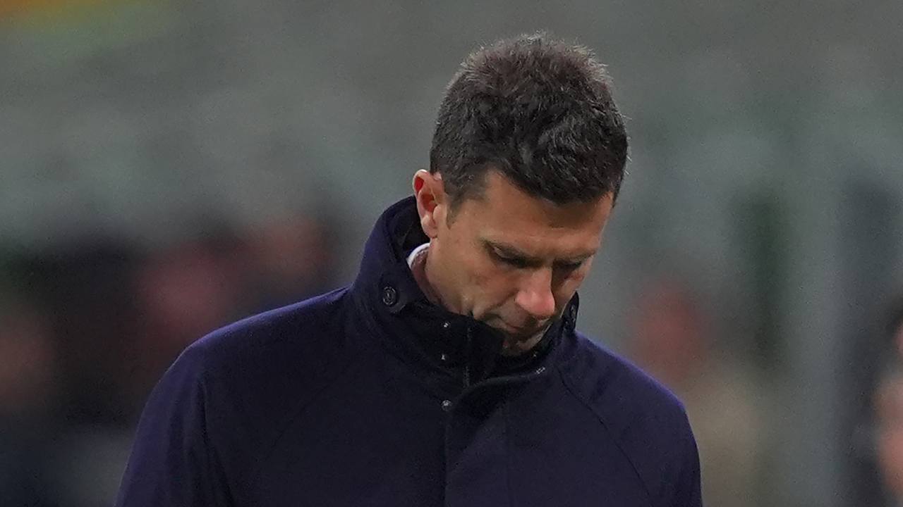 Thiago Motta con lo sguardo rivolto verso il basso