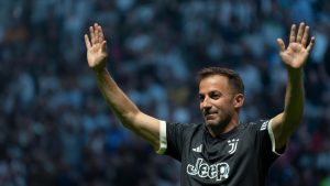 Alessandro Del Piero saluta i tifosi della Juventus