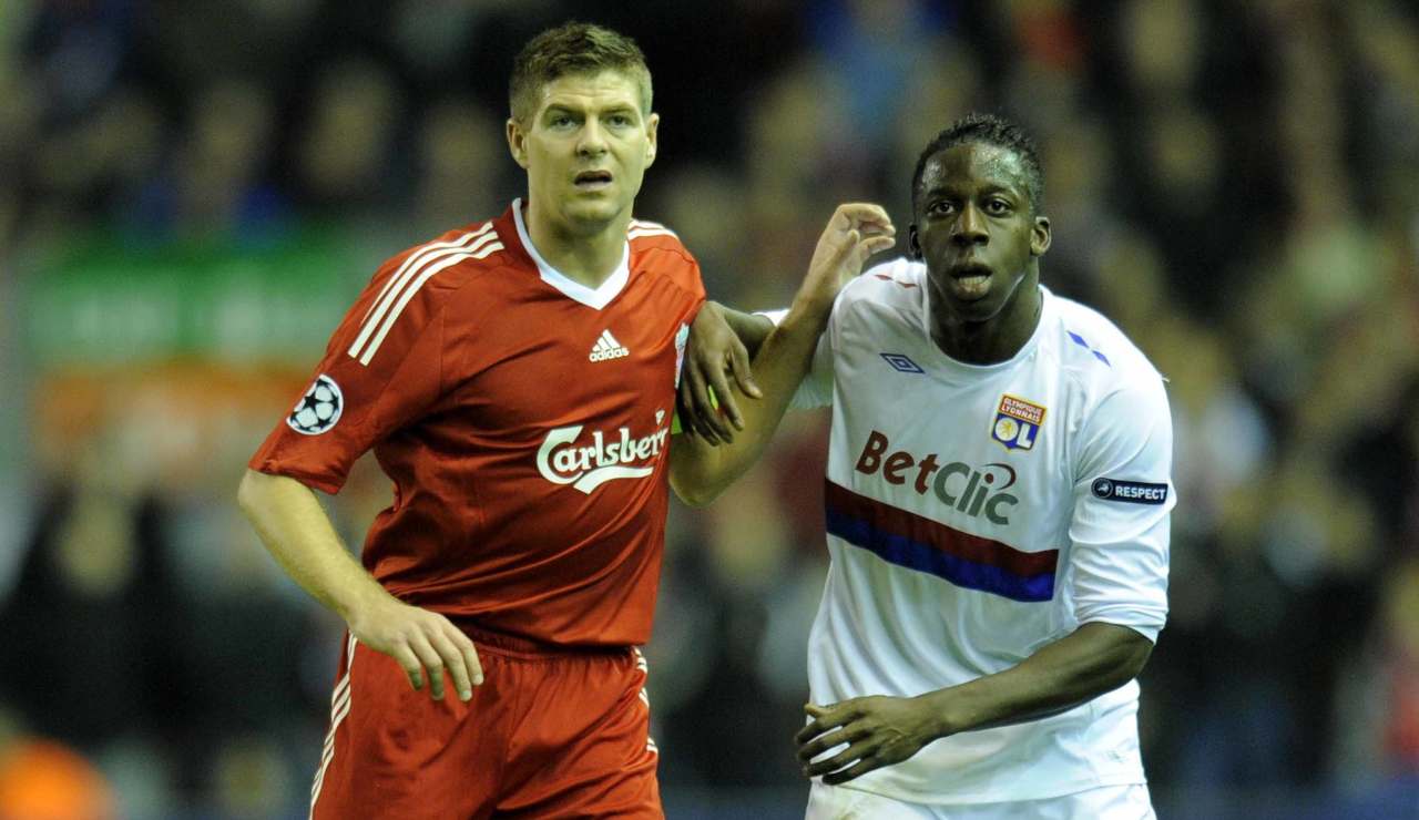 Aly Cissokho a contrasto con Steven Gerrard (LaPresse) - ilposticipo.it