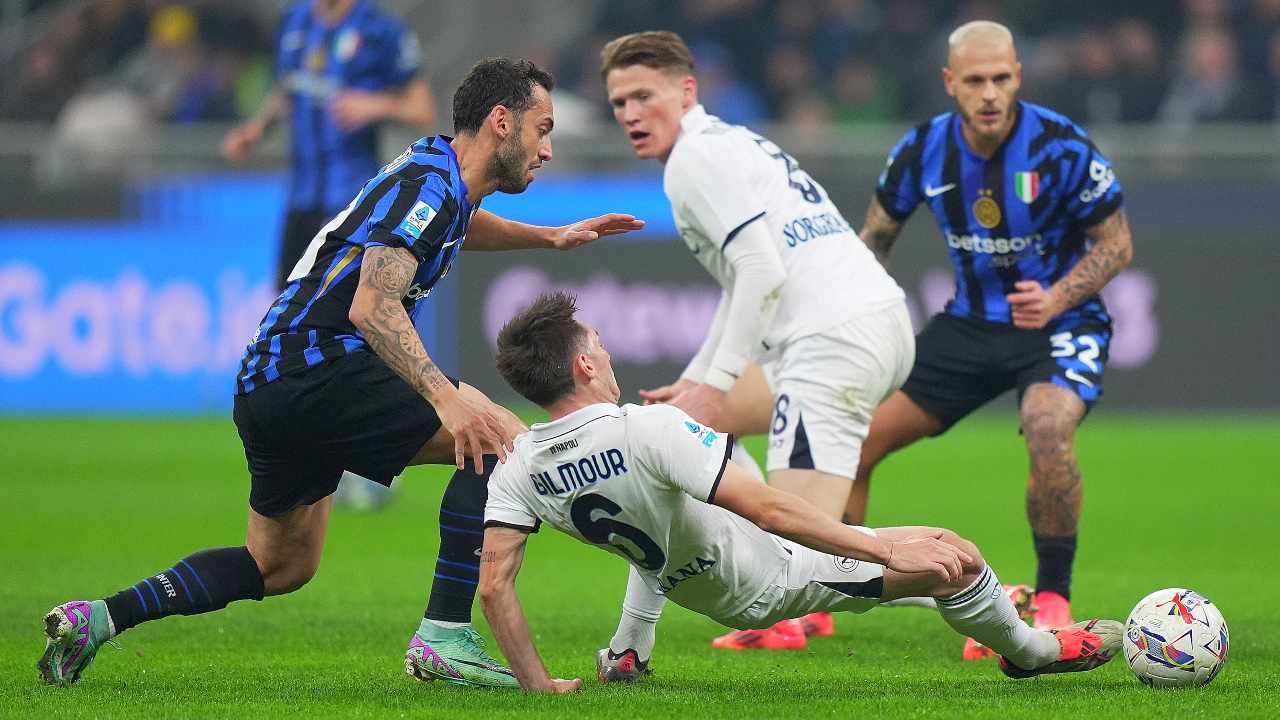 Inter e Napoli in lotta per la conquista del pallone