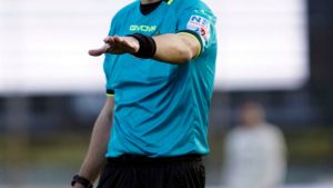 Aggredisce l’arbitro in campo